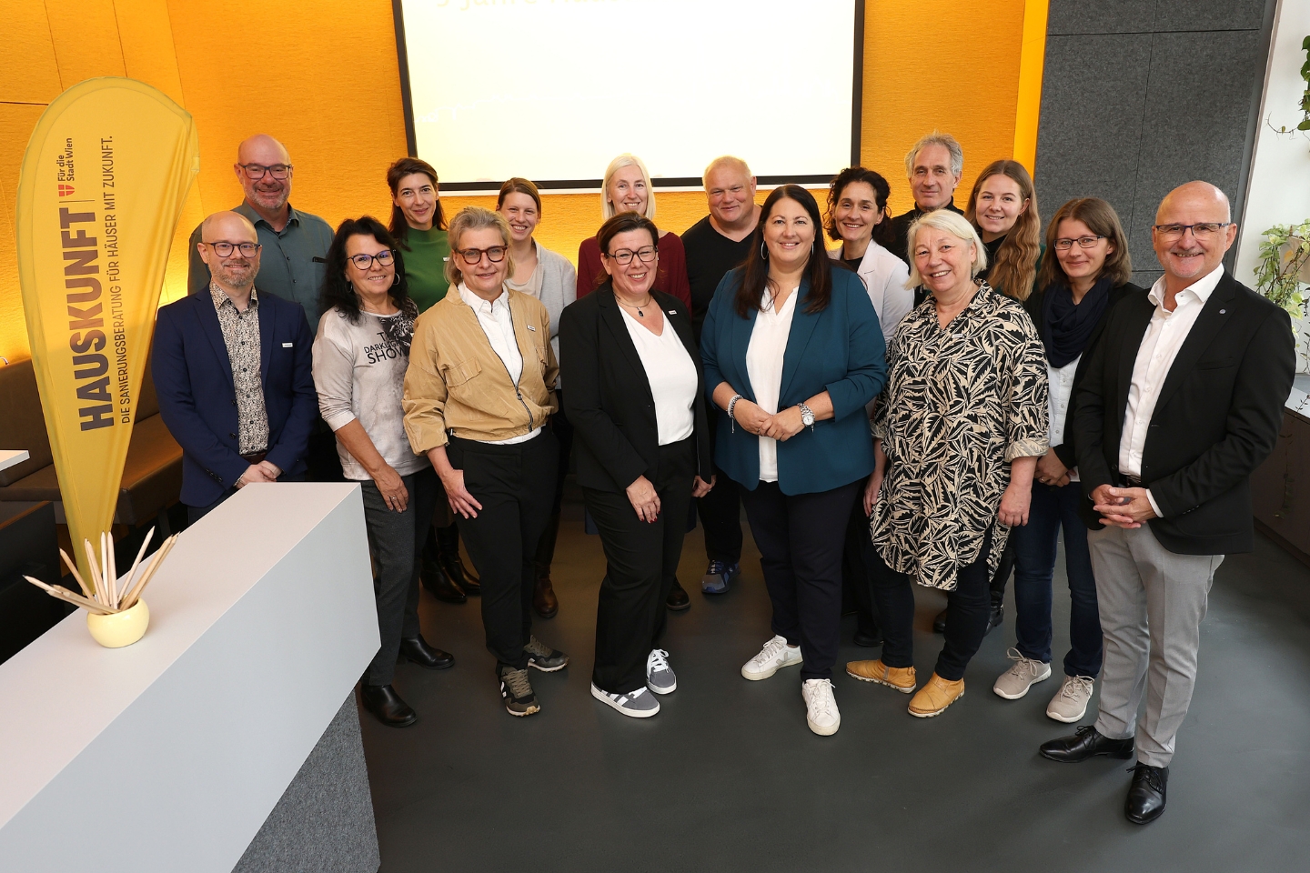 Gruppenfoto mit einem Teil des Hauskunft-Berater*innen-Teams und des wohnfonds_wien mit Vizebürgermeisterin Gaál. 